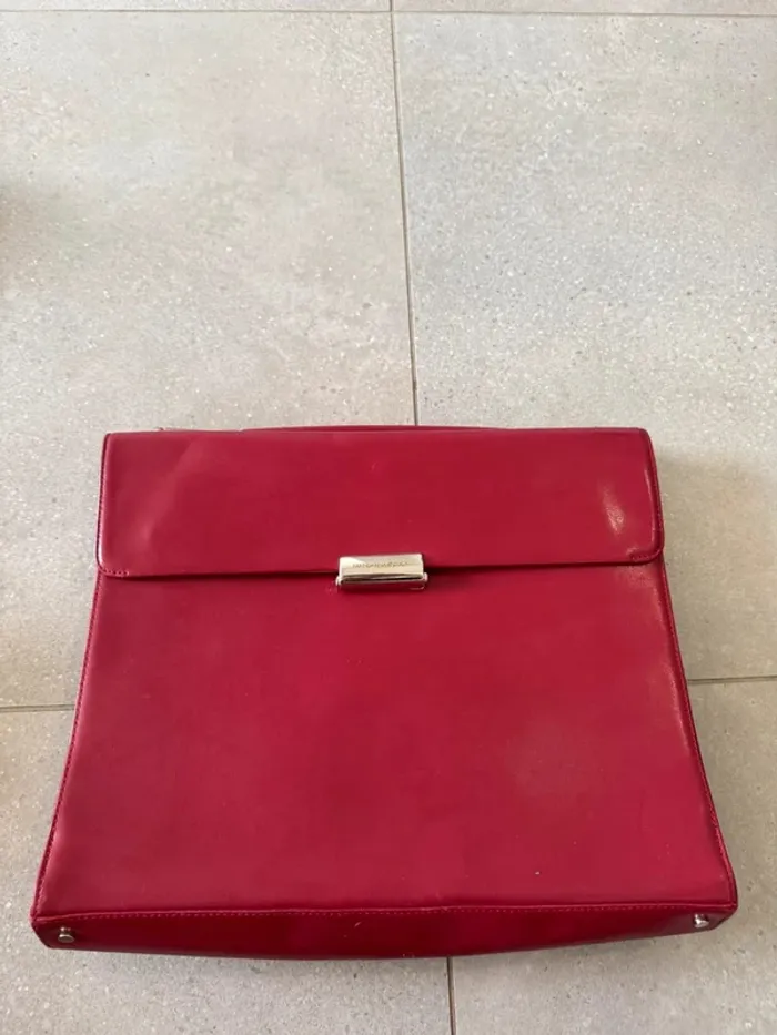 Pochette rouge Mandarina Duck avec une bandoulière usé, 37x28cm