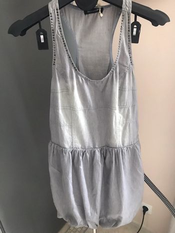 Robe grise avec clous