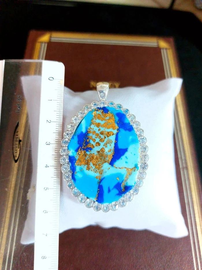 Magnifique pendentif en pâte polymere sur médaillon avec pierres blanches - photo numéro 3
