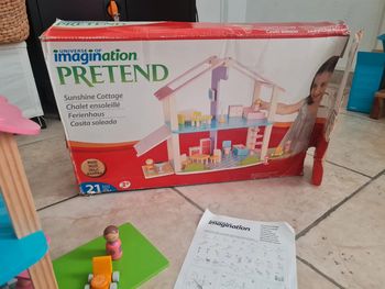 Maison en bois avec personnage comme neuve
