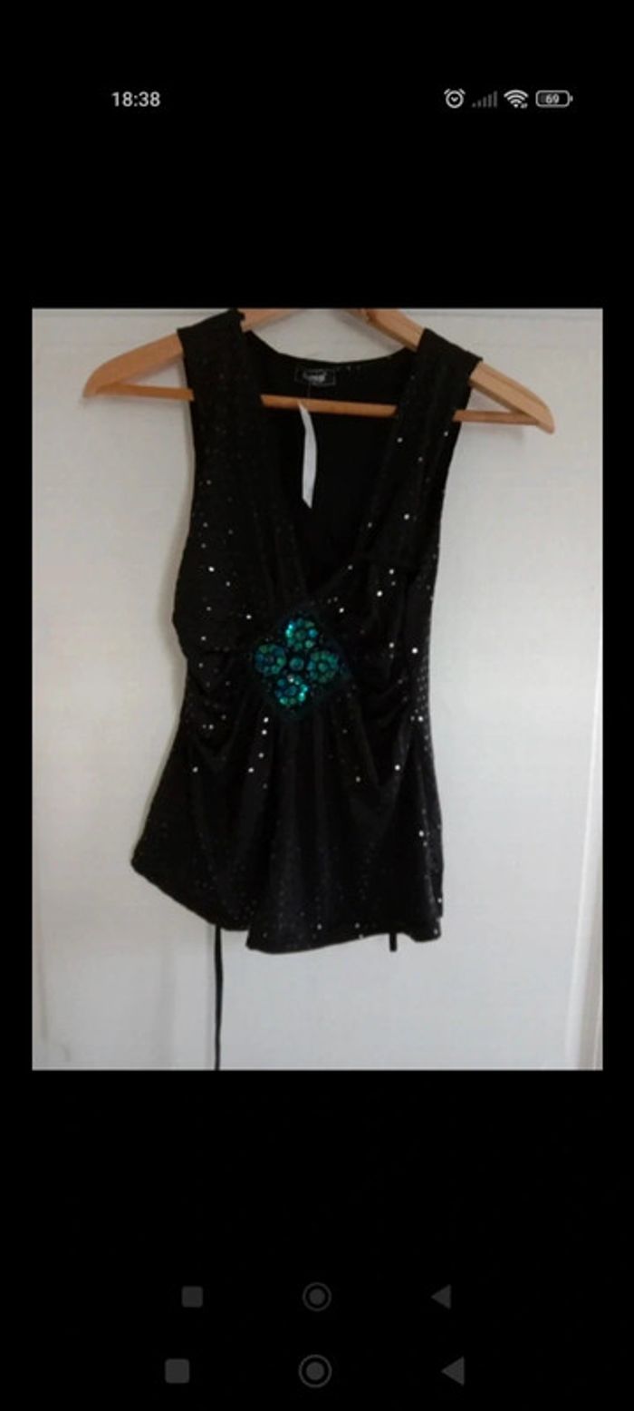Très beau débardeur avec sequins