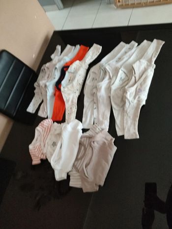 Lot 3 mois bodies manches longues / manche courtes