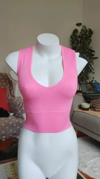 Top débardeur moulant décolleté rose fushia crop top