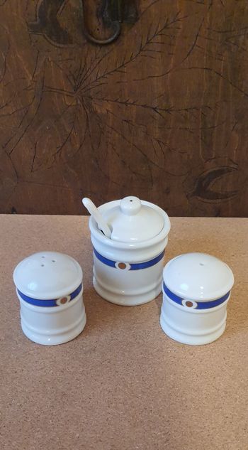 Ensemble porcelaine sel/poivre/moutarde "Philippe Deshoullieères"