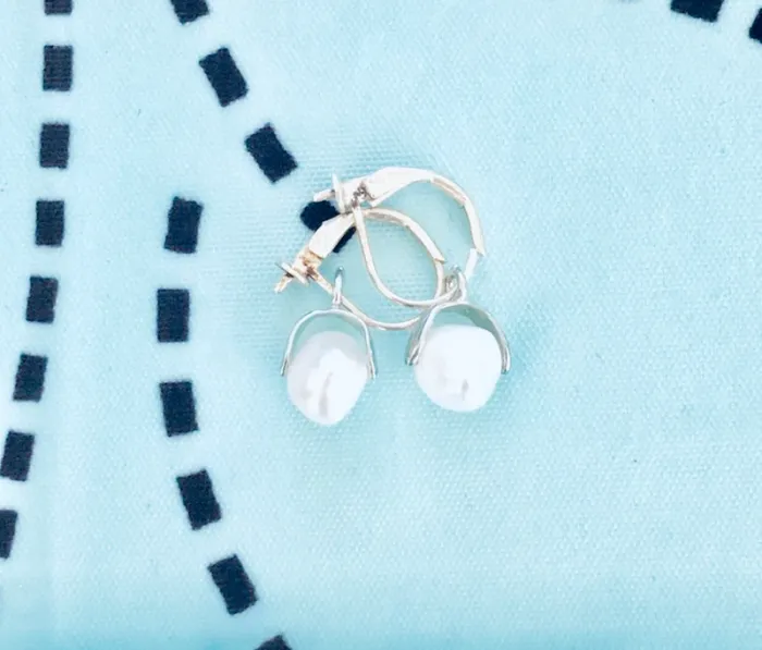Boucles d’oreilles, perles blanches nacrées, très classe !