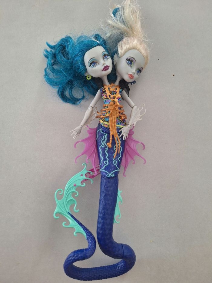 Lot 9 poupées monster high et supports - photo numéro 3