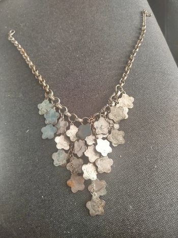 Joli collier motif fleurs original