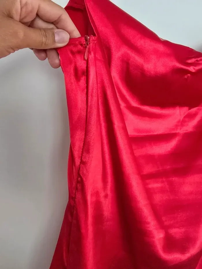 Robe rouge en satin - photo numéro 4