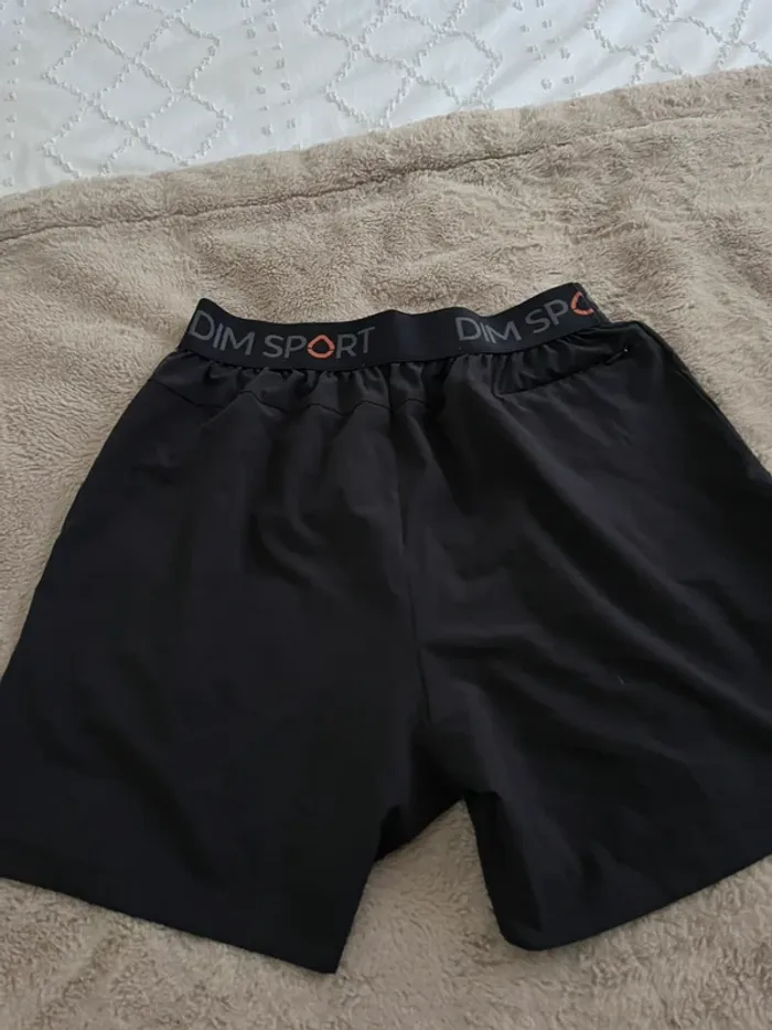 Short dim neuf taille 12/13 ans