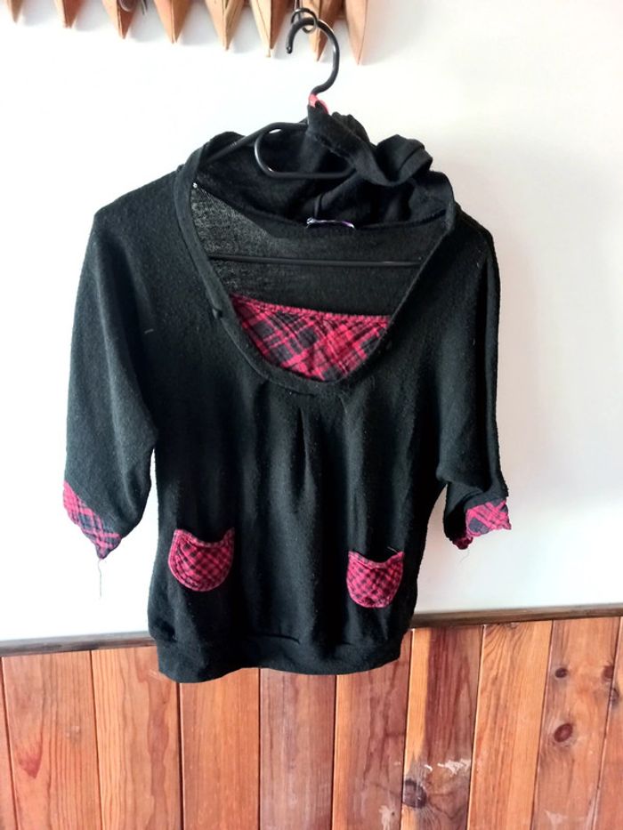 Pull manches courtes avec capuche