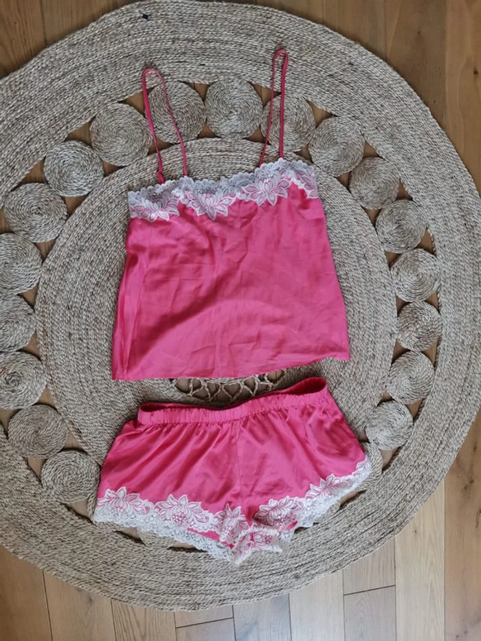 Ensemble lingerie en satin et dentelle - photo numéro 6