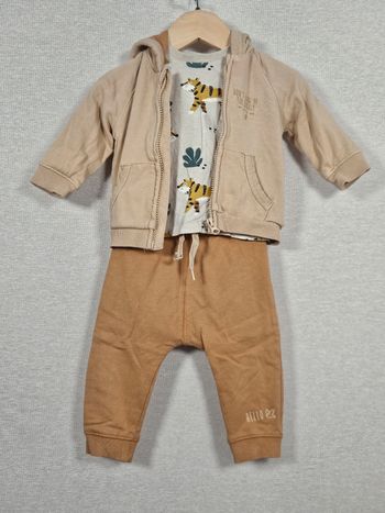 Ensemble 3 pièce gilet + t-shirt + pantalon kiabi mois 69-72cm