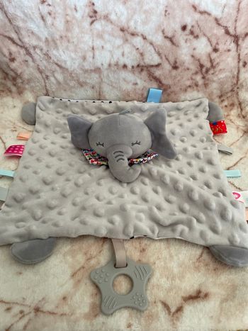 Doudou plat éléphant gris blanc pois noir étiquettes multicolore hochet anneau de dentition