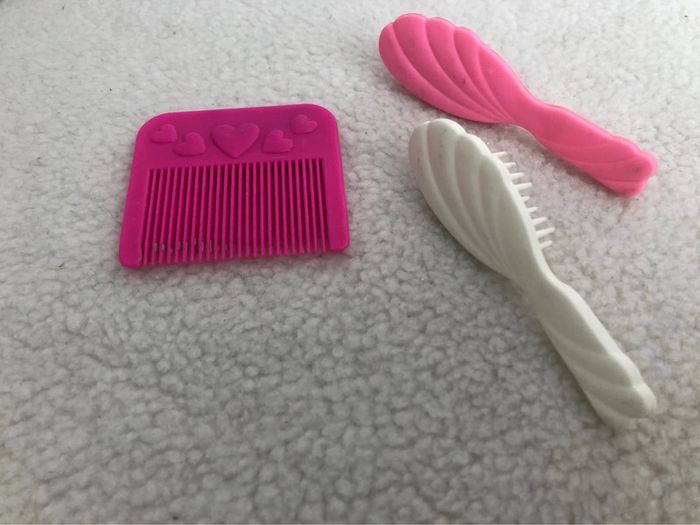 Lot 2 brosses et un peigne barbie - photo numéro 2