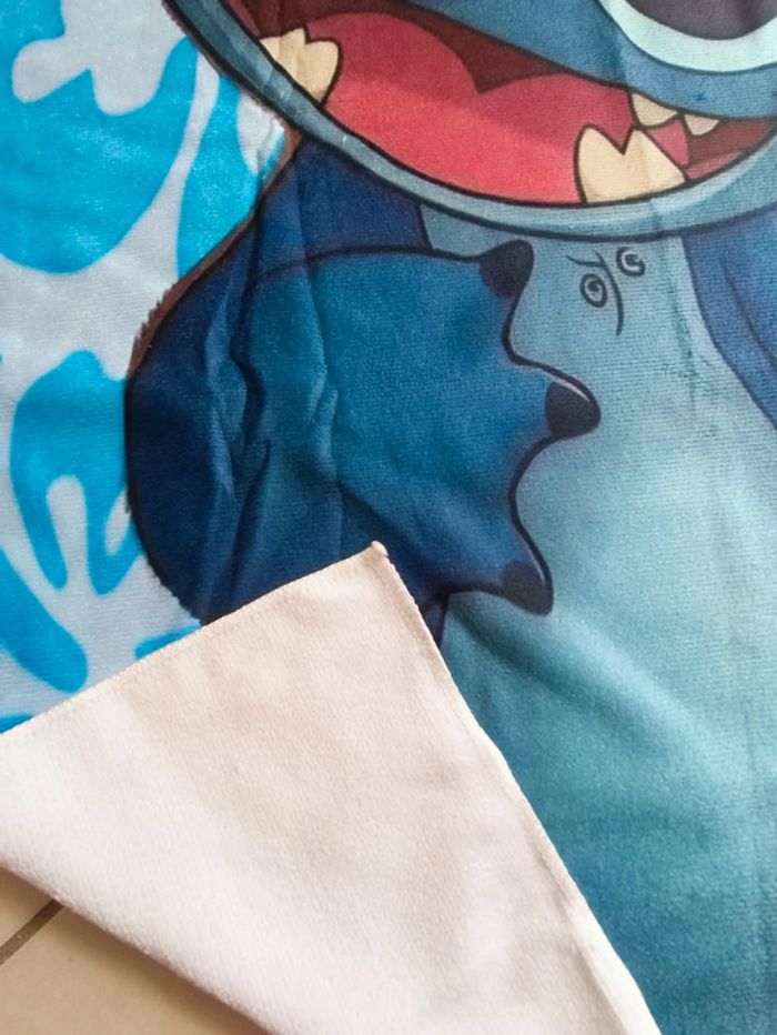🐼 Drap de bain Stitch neuf - photo numéro 3