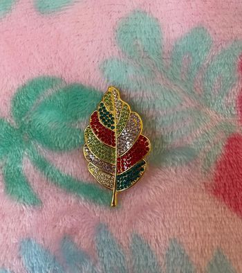 Magnifique broche feuille colorée en strass