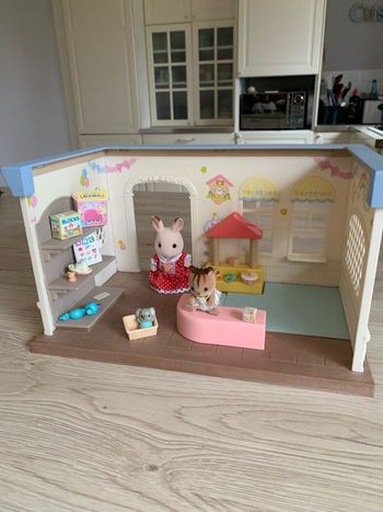 Sylvanian families la boutique de jouets et 2 personnages