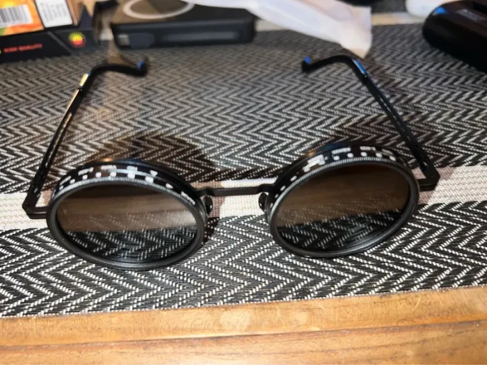 Lunettes de soleil rotatives fabriquées à la main avec gradation de la luminosité réglable 2025