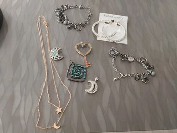 Lot de.bijoux collier bracelets pendentifs neufs