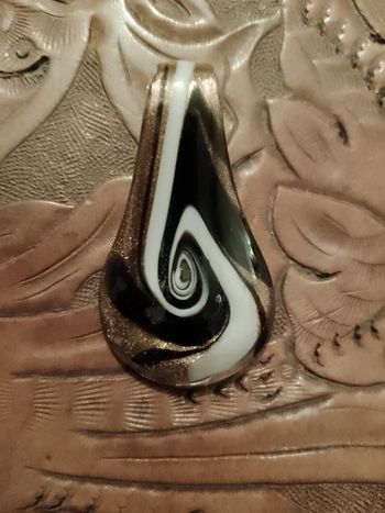 pendentif en verre doré motif noir/blanc.