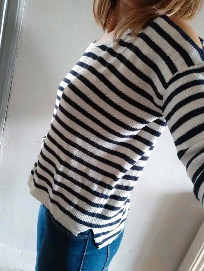 Pull rayé épaules dénudées - photo numéro 2