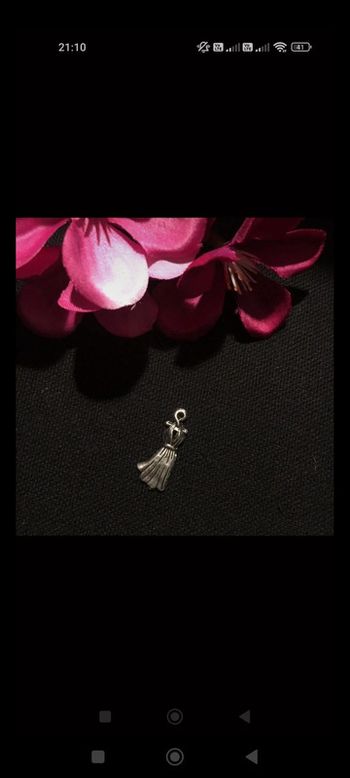 Pendentif fantaisie métal argenté robe longue danseuse