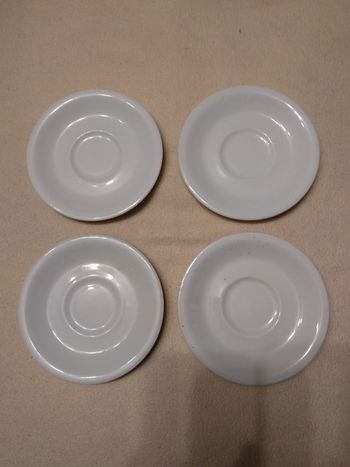 4 sous tasses blanches 