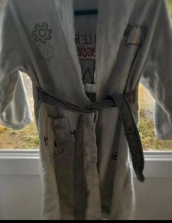 peignoire  DPAM  5/6  ans  hugo le  robot
