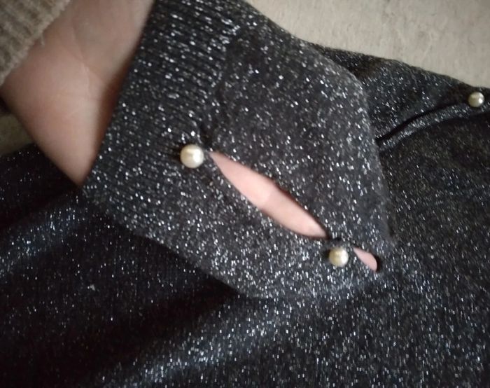 🌸Haut a paillettes et perles sur les manches neuf🌸 - photo numéro 7