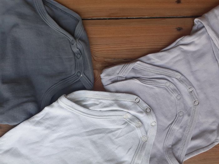 3 body manches longues Petit Bateau 12m - photo numéro 2