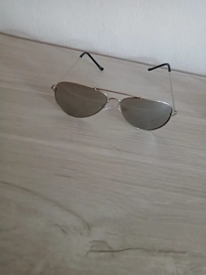 Jolie paire de lunettes de soleil