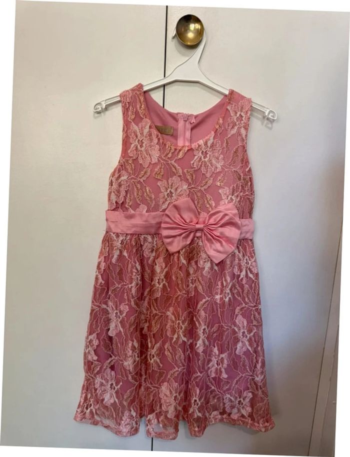 Robe en dentelle rose