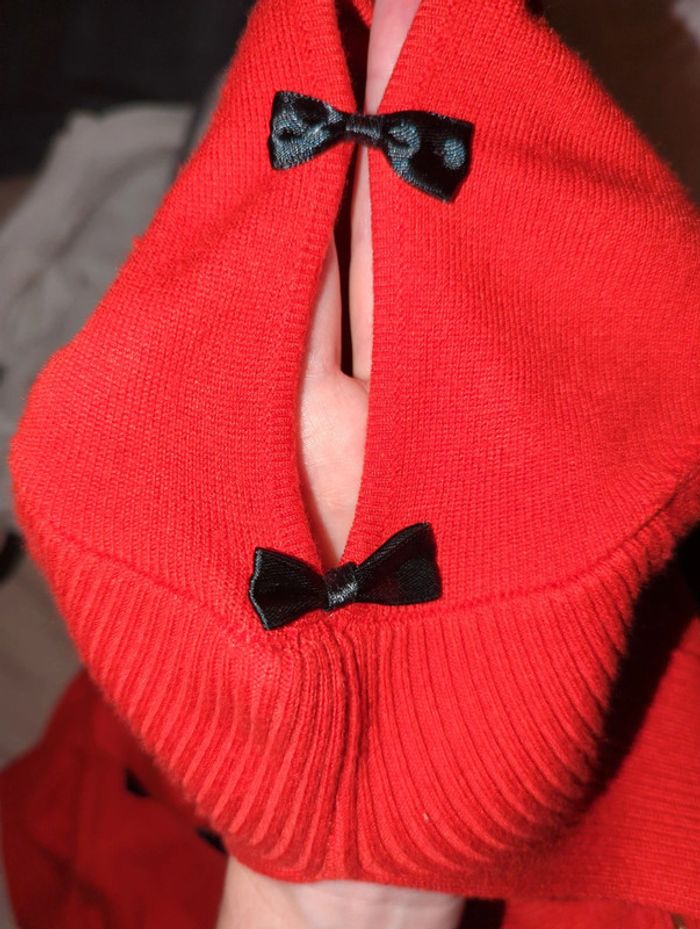 Robe rouge avec détails noeuds noires - photo numéro 10