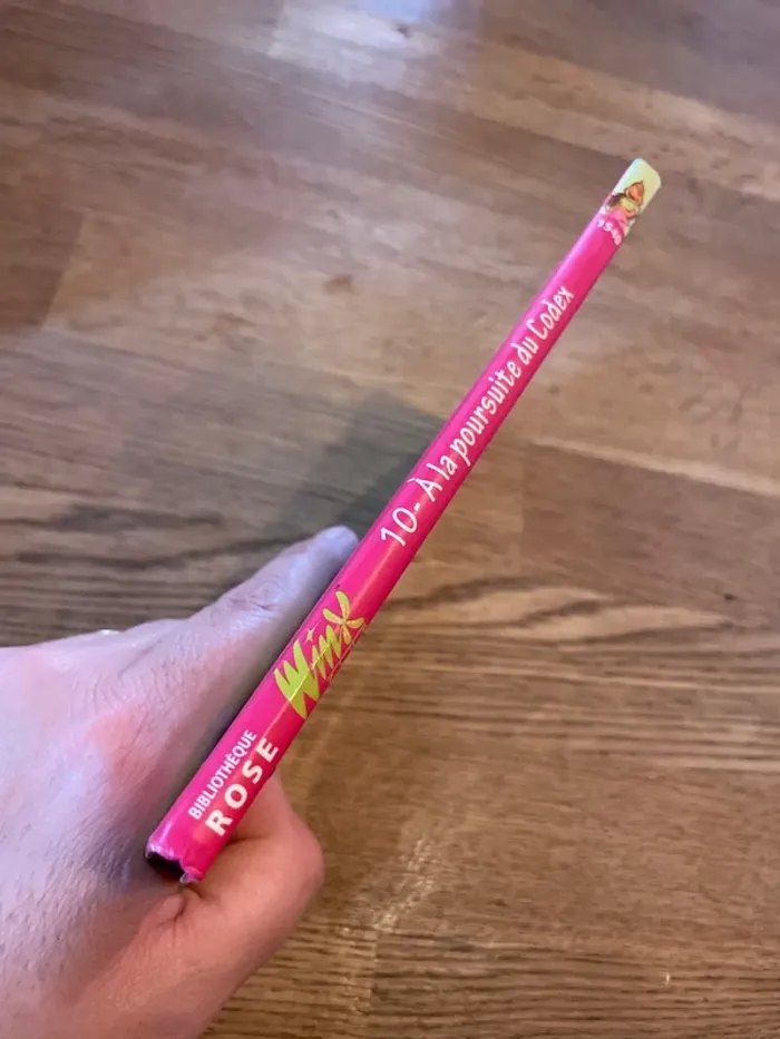 Livre La bibliothèque Rose Winx Club Numéro 10 À la poursuite du Codex - photo numéro 2