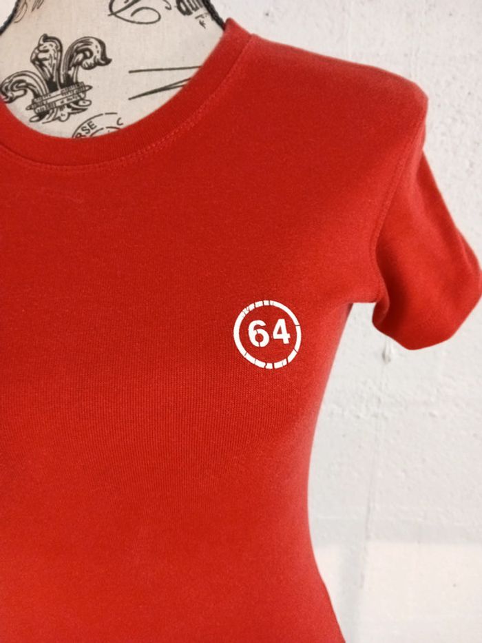 T-shirt rouge "64" Taille S Bon état - photo numéro 3