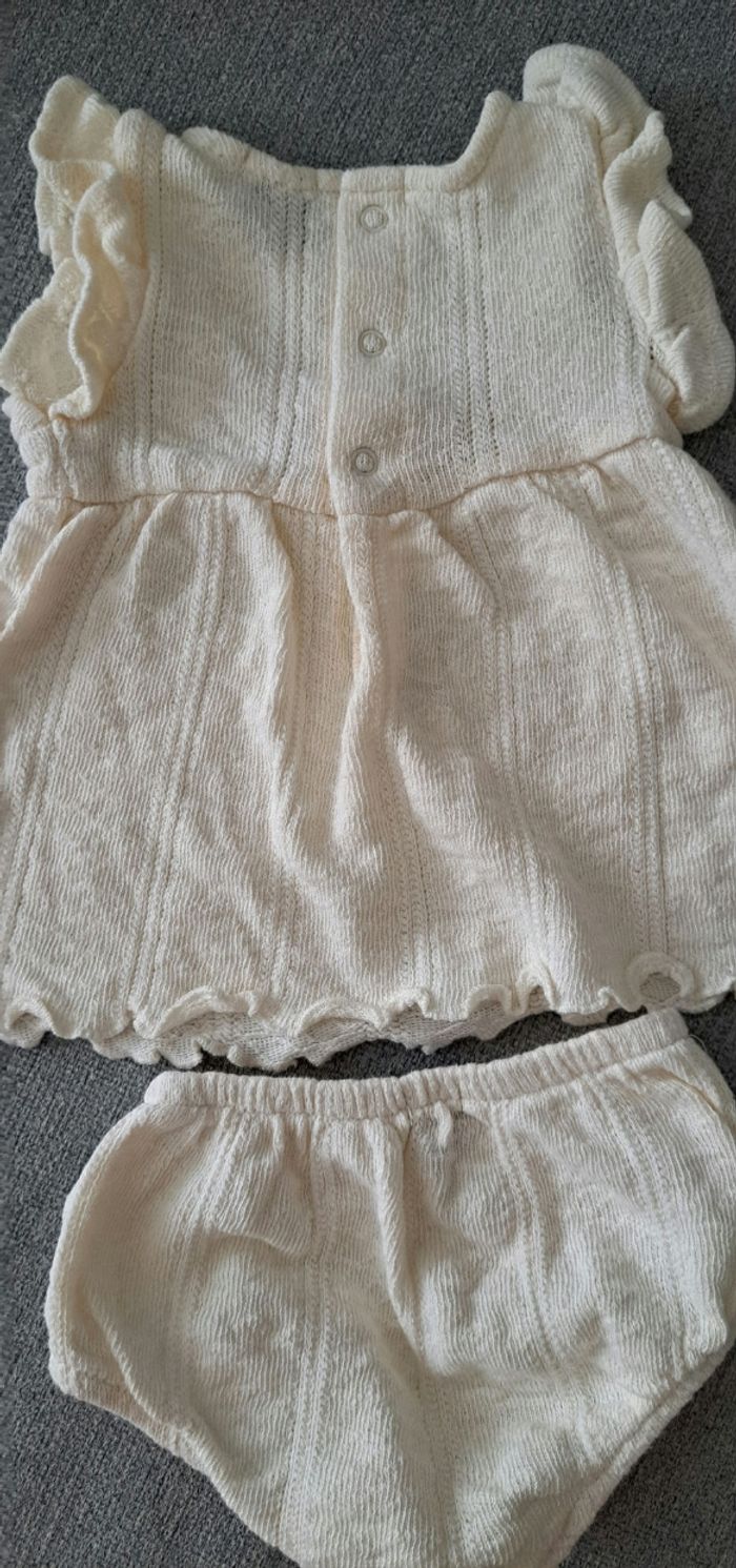 Jolie robe + cache couche 1 mois - photo numéro 4