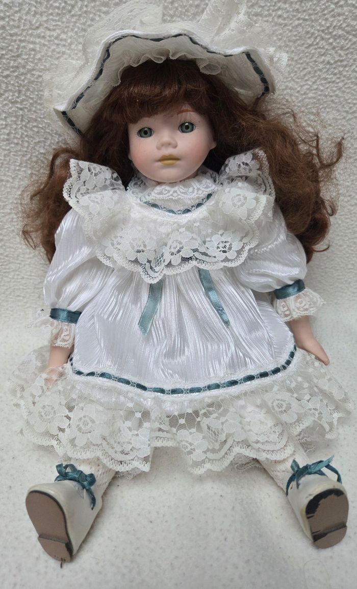 Poupée décorative en porcelaine - photo numéro 3