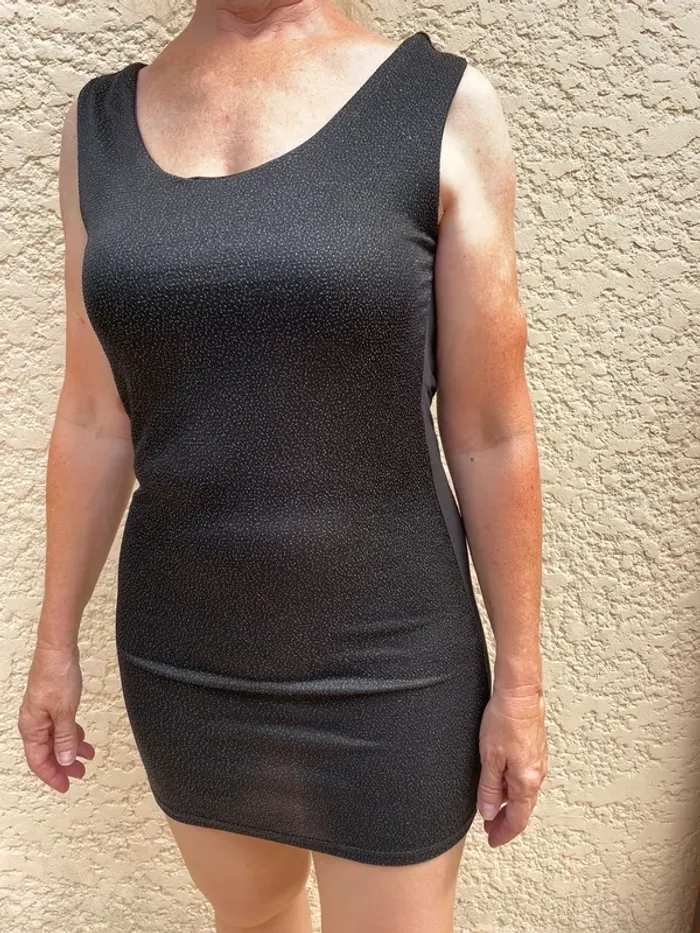 Robe noire dos nu