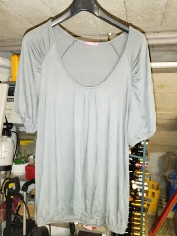 Haut gris Taille 4
