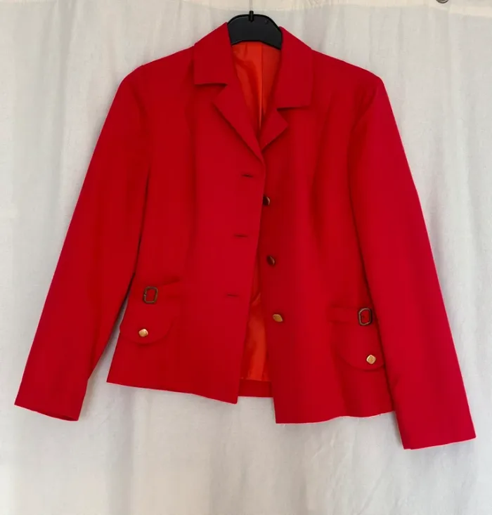 Blazer rouge à boutons dorés - photo numéro 2