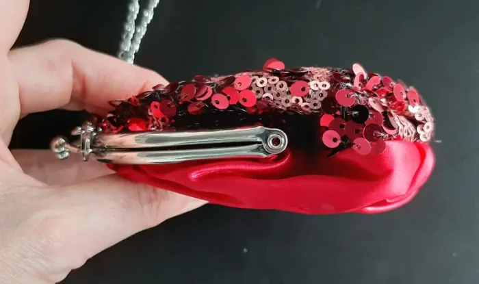Adorable petite pochette de soirée rétro en satin et paillettes couleur framboise - photo numéro 7