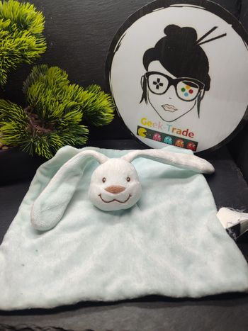 Doudou plat lapin blanc bleu kimbaloo la halle marron beige carré plat 