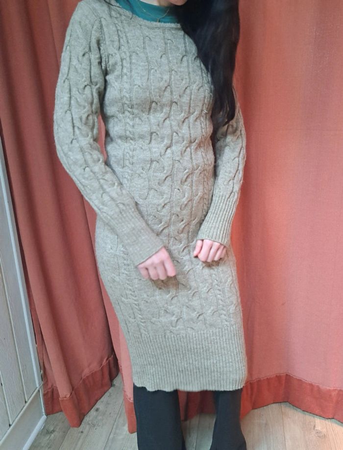 Robe pull en maille laine côtelée chinée.