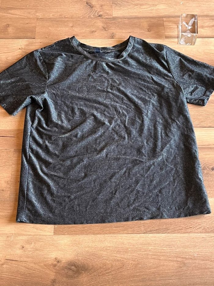 Je vend un tee shirt femme 34-36 S tres bon etat