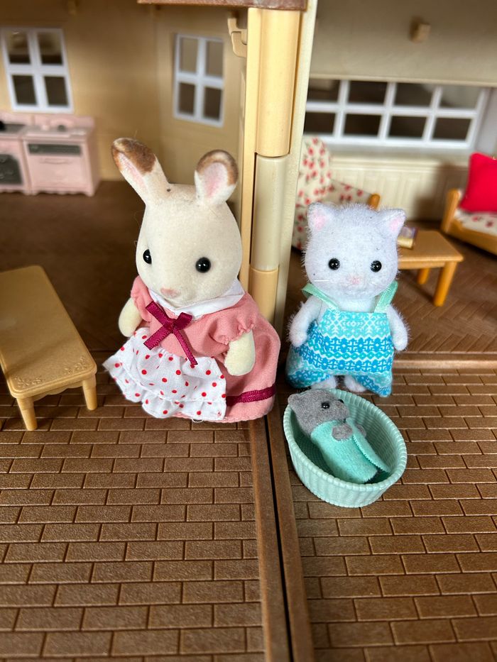 Grande maison ?�clair?�e Sylvanian families avec meubl?� - Sylvanian Families | Beebs