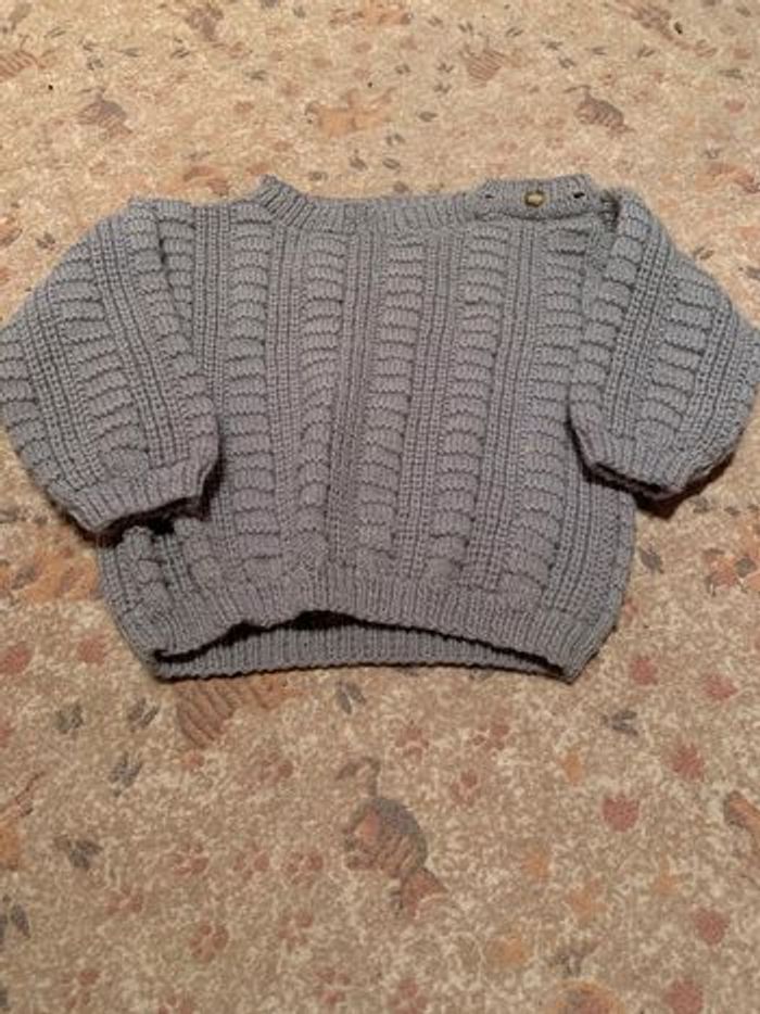pull fait main gris motif relief 18 mois