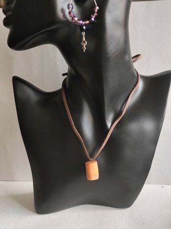 Cordon en cuir marron avec pendentif 