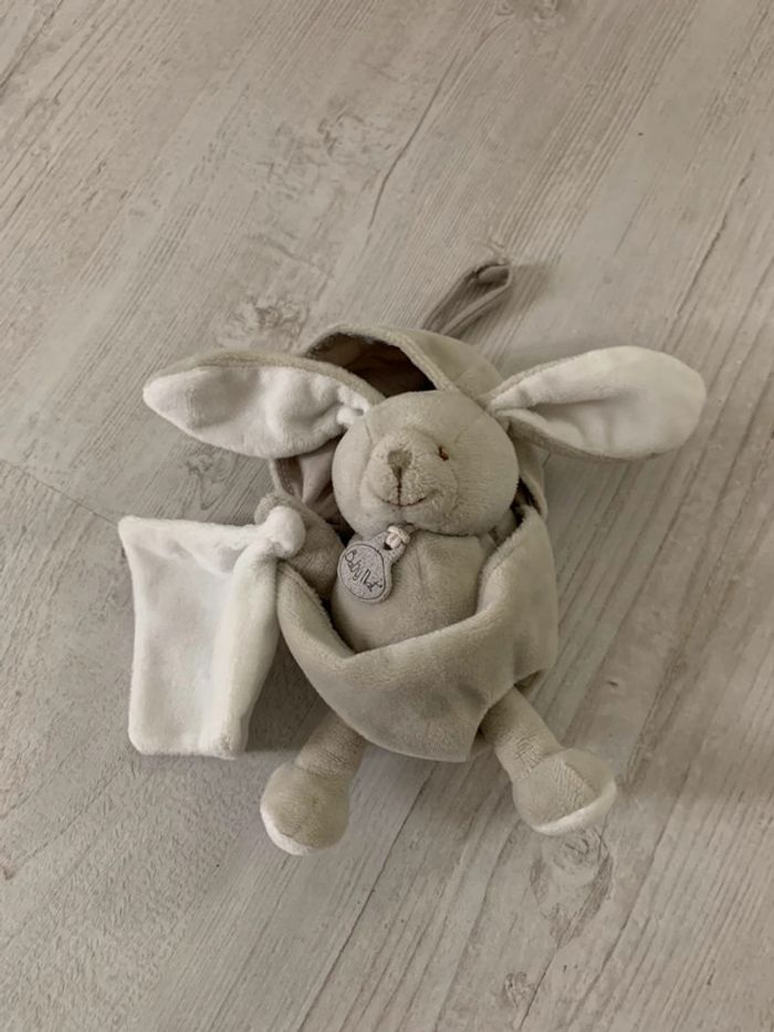 Doudou Lapin de Pâques Baby Nat’ dans oeuf avec mouchoir