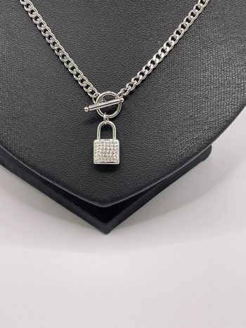 Collier avec un cadenas scintillant de strass en acier inoxydable argenté et hypoallergénique