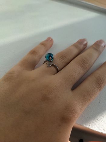 Bague avec une pierre bleue